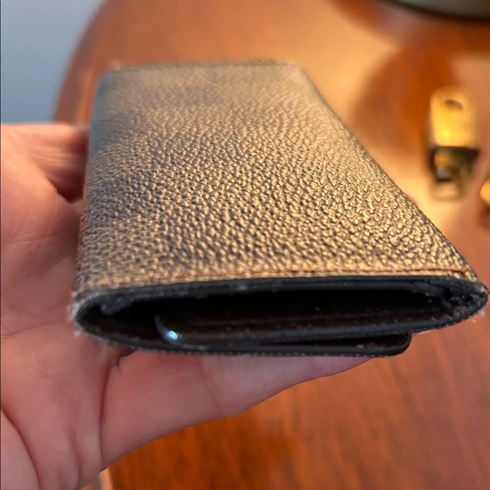 Louis Vuitton Checkered Key Holder with Gold Accent - Picture 4 of 15